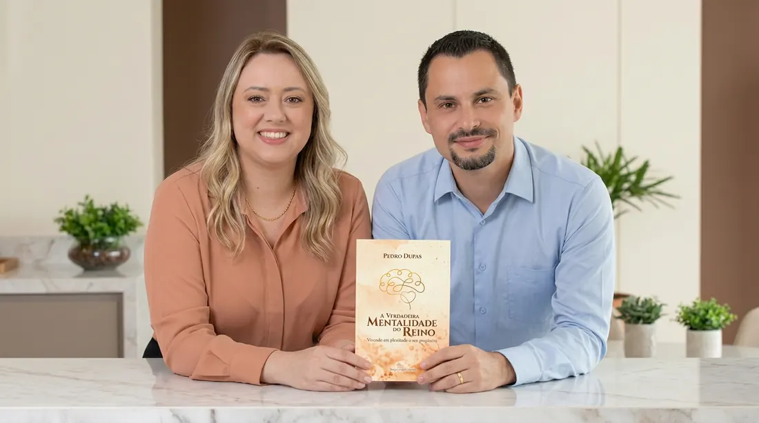 Daniele e Pedro Dupas segurando o livro A Verdadeira Mentalidade do Reino